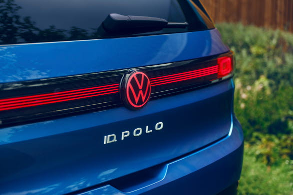 I IQ.LIGHT-versionen av baklyktorna har de båda yttre, nästan rektangulära LED-elementen en 3D-optik. På så sätt ser de ut att sväva fritt i bakpartiet. I IQ.LIGHT-versionen är även de tvärgående banden i bakljusbalken och VW-logotypen belysta. (beroende på utrustning).