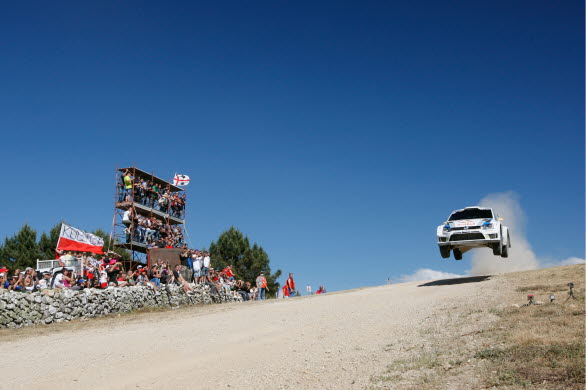 Volkswagen Motorsport fortsätter att dominera i rally-VM. I lördags tog man sin femte seger av sju körda tävlingar. Sébastien Ogier vann det italienska rallyt på Sardinien i sin 315 hästkrafter starka Polo R WRC. 