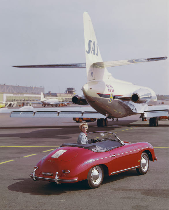 Den allra första bilen från Porsche levererades till Sverige 11 maj 1950. Bilden är tagen 1959 på Bromma Flygplats med en vacker Porsche 356 Convertible D nyss hemkommen från fabrik. Bild: Corporate Archives Porsche AG.