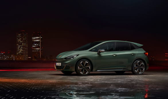 Exklusivt för CUPRA Born VZ är den speciella exteriörfärgen Dark Forest.