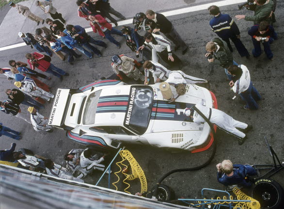 Jacky Ickx (i svart hjälm) med 935 på Dijon i september 1976.