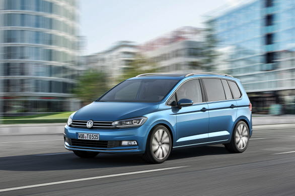 På bilsalongen i Genève (3-21 mars) presenterar Volkswagen en helt nyutvecklad generation av mångsidiga Touran. Den 5- eller 7-sitsiga modellen erbjuder det största lastutrymmet i klassen och assistans- och komfortsystemen sätter ny standard. De nya motorerna är upp till 19 procent snålare med bränslet.