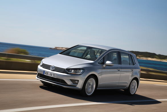 Volkswagen Golf Sportsvan är en ny och sportig allroundbil som kombinerar det bästa från storleksklasserna halvkombi, kombi och minivan. Summan av alla praktiska detaljlösningar gör den till en av de mest mångsidiga kompaktbilarna. Modellen är nu prissatt och beställningsbar på den svenska marknaden och premiären sker i augusti. 