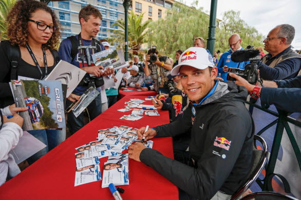 Populär kille, Andreas Mikkelsen har fullt upp med att skriva autografer.