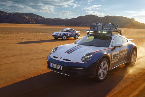 Porsche 911 Dakar med 
Rallye Design Package och takräcke med integrerade extraljus.