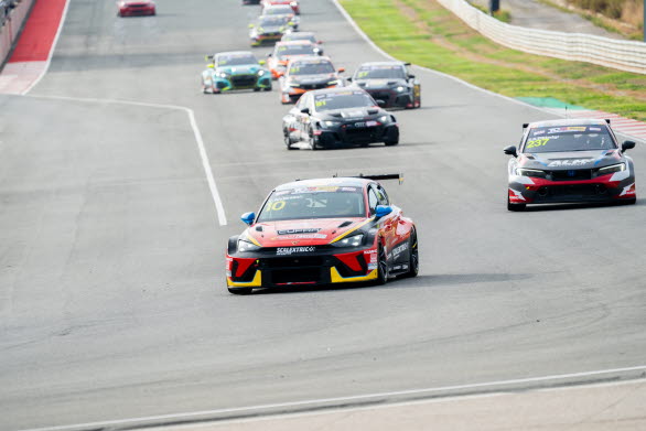 Viktor Andersson utökar ledningen i TCR Spain med CUPRA Leon VZ TCR.