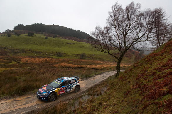 Sébastien Ogier bemästrade det slippriga underlaget i Wales och vann året sista rally.