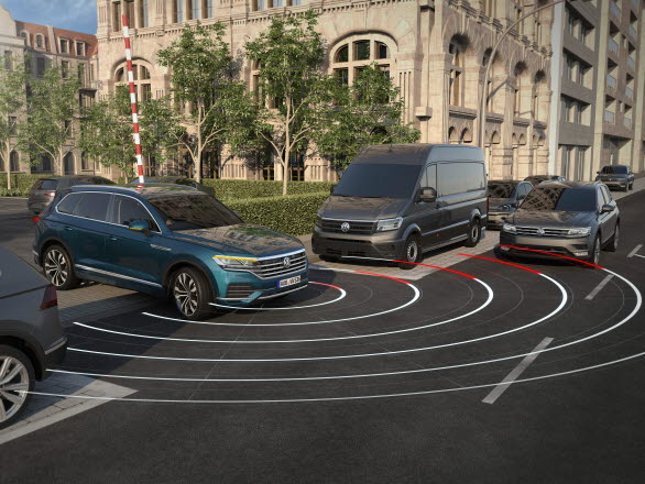 Cross Traffic Assist (standard) − Reagerar och varnar för korsande trafik.