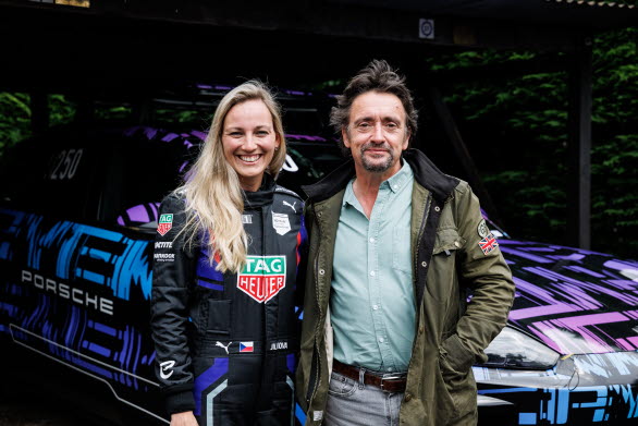 Gabriela Jílková, simulator- och utvecklingsförare för TAG Heuer Porsche Formel E-teamet, och den brittiska TV-presentatören Richard Hammond.