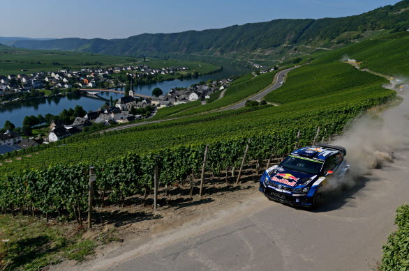 Jari-Matti Latvala bemästrar vägarna runt vingådarna.