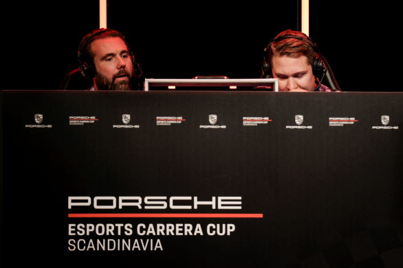 Finalen i Porsche Esports Carrera Cup Scandinavia kommenterades av Robin Nilsson och racingexperten Björn Wirdheim. – Ett event i absolut toppklass, säger Robin Nilsson. Förarna bjöd publiken på stor underhållning!