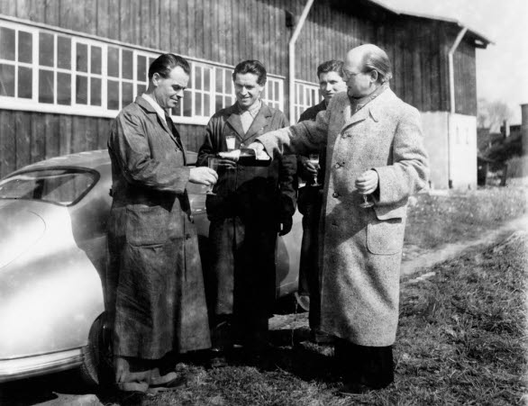 En tidig överlämning av en Porsche 356, ägaren bjuder på champagne.