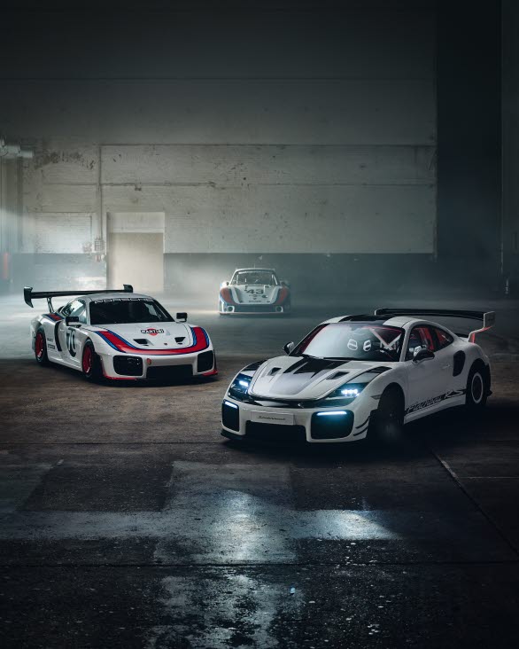 Den av Sonderwunsch specialbyggda "Flachbau RS" framför inspirationskällorna, Clubsport-racerbilen Porsche 935 från 2018, och 935/78 "Moby Dick".
