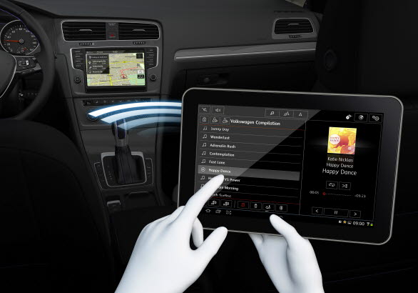 Media Control gör det möjligt att integrera surfplattor och smartwatches i infotainmentsystemet. Media Control använder en speciell app som skapar ett underhållningssystem för baksätespassagerarna.