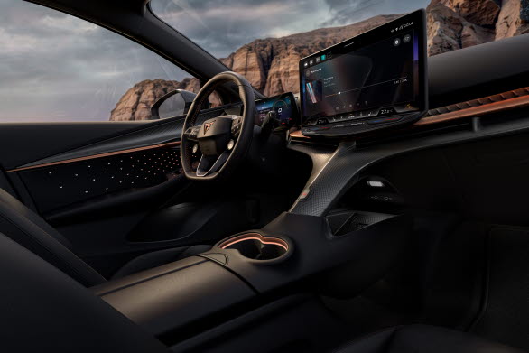 Invändigt definieras kupén av förfinade mörka material och distinkta Fusion Metal-detaljer på instrumentpanelen och dörrlisterna.