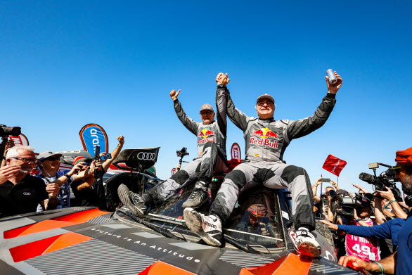 Carlos Sainz/Lucas Cruz säkrade Audis första seger i Dakarrallyt med elektrifierade RS Q e-tron