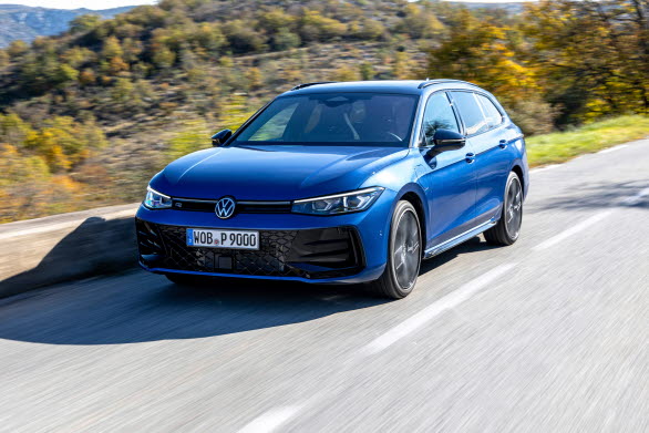 Nya laddhybriden Passat eHybrid R-Line erbjuds i attraktiva Edition-versioner.