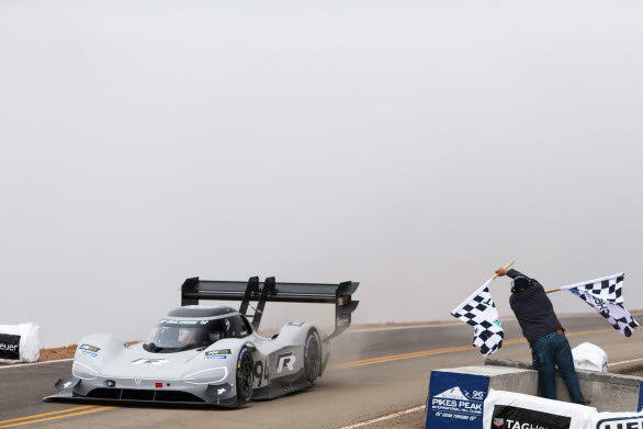 ID. R har slagit rekordet i backtävlingen Pikes Peak.