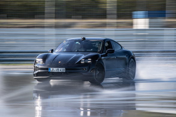 Porsche Taycan på sin 42,171 kilometer långa väg mot världsrekordet i helelektrisk drifting