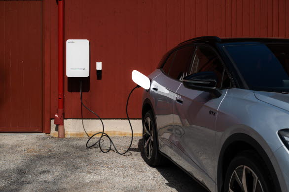 För att använda funktionen att leverera energi ut ur bilen krävs en så kallad dubbelriktad laddare som kan omvandla batteriets likström till användbar växelström, synkronisera denna ström med nätets frekvens, samt en mjukvara som kan hantera och styra energin till olika ändamål. Tekniken kallas V2H (Vehicle to Home) och V2G (Vehicle to Grid).