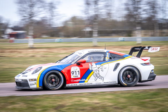 Två intressanta namn att hålla koll på vid premiären på Scandinavian Raceway är värmländskan Mikaela Åhlin Kottulinsky (bilden) och schweiziskan Simona de Silvestro. De Båda förarna har stor erfarenhet och framgång från andra mästerskap och ingår under premiärhelgen i teamet Porsche Experience Racing.