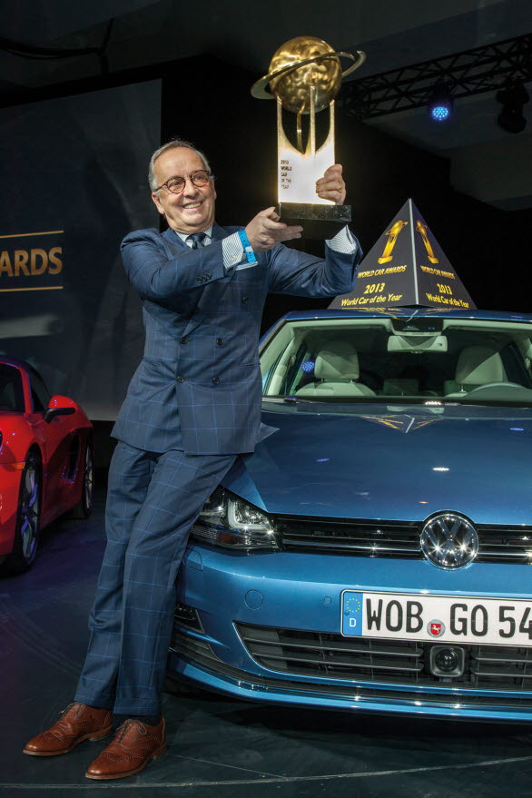 ”World Car of the Year 2013” delades ut på Skärtorsdagen, 28 mars, i samband med New York International Auto Show. Walter de Silva, designchef på Volkswagen, tar stolt emot priset. 