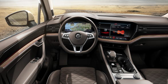 Touareg med det nya infotainmentsystemet ”Innovision Cockpit” som bildar en helt digital förarmiljö (standard I Sverige).