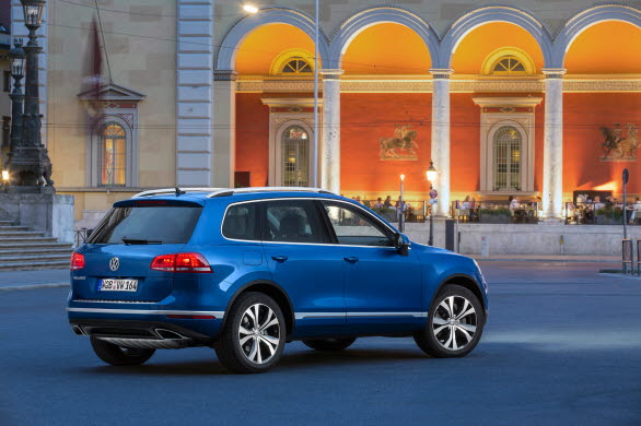 Man känner igen nya Touareg på den uppdaterade designen, både fram och bak, liksom på de nya lackerna och fälgarna. 