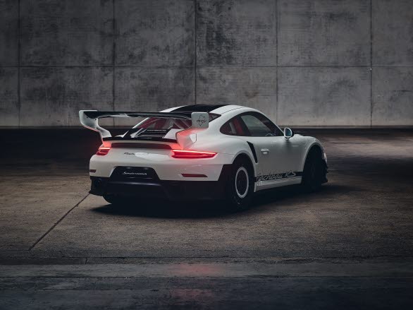 Den nya bakvingen med sina S-formade fästen inspirerades av 911 GT3 R Rennsport men är cirka fem centimeter högre på denna specialbyggda "Flachbau RS" och kan ställas in i tre olika lägen.