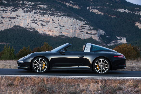Targa-bågen och den stora välvda bakrutan ger 911 Targa en egen profil.