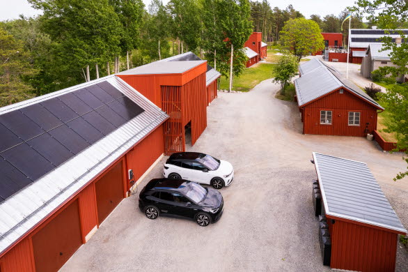 Tack vare den höga lagringskapaciteten kan ett hus försörjas med solenergi även under flera molniga dagar eller på kvällen när solen har gått ner.