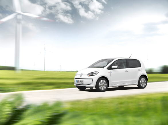 e-up! är fyrsitsig. Elmotorn utvecklar en effekt på 82 hk (60 kW) och levererar redan från start ett vridmoment på 210 Nm till drivningen på framaxeln. Från stillastående accelererar den upp i 100 km/h på 12,4 sekunder. Topphastigheten är 130 km/h. e-up! lanseras på den svenska marknaden i november och blir beställningsbar vid månadsskiftet september/oktober. 