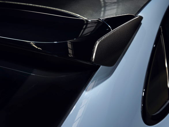 Takspoiler med sidoplattor i kolfiber på nya Porsche Cayenne Turbo GT