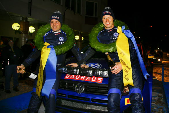 Jodå, det blev lagerkrans och skumpa för Volkswagen Dealerteam BAUHAUS-duon Skjaermoen och Kristoffersson. Seger i Bergslagsrallyt.
