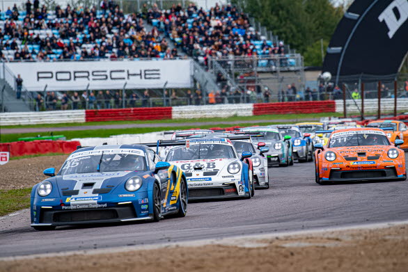 Porsche Carrera Cup Scandinavia tävlar 2023 på den legendariska landsvägsbanan Circuit de la Sarthe inför 
Le Mans 24-timmars. På bilden Emil Persson före Lukas Sundahl, Ola Nilsson och gästföraren Felix Rosenqvist 
på Mantorp Park under finalen 2022.