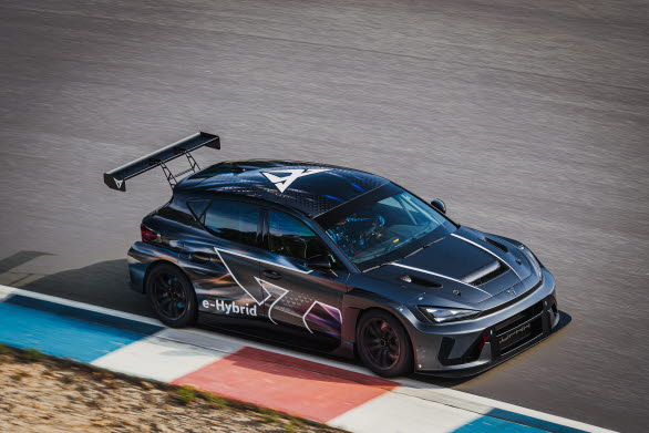 Leon VZ e -Hybrid Racer. Med en effekt på upp till 370 kW (500 hk) accelererar den kompromisslösa e -Hybrid-racingprototypen från 0 till 100 km/h på bara 3,8 sekunder och når en topphastighet på 265 km/h.