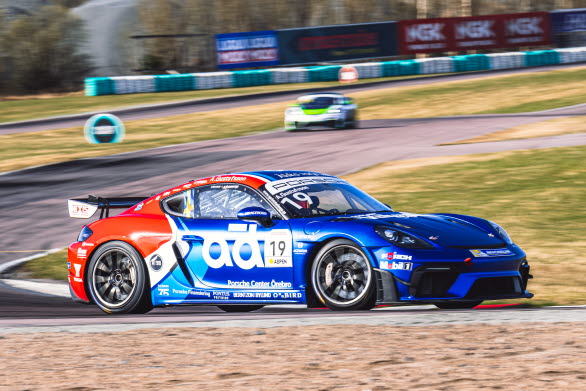I supportklassen Porsche Sprint Challenge Scandinavia tävlar förarna i den 500 hk starka mittmotorbilen Porsche 718 Cayman GT4 RS Clubsport. Här märks till exempel framtidshopp som Alex Gustafsson.