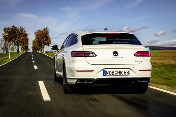 Travel Assist, dvs assisterad körning i hastigheter upp till 210 km/h, är standard.