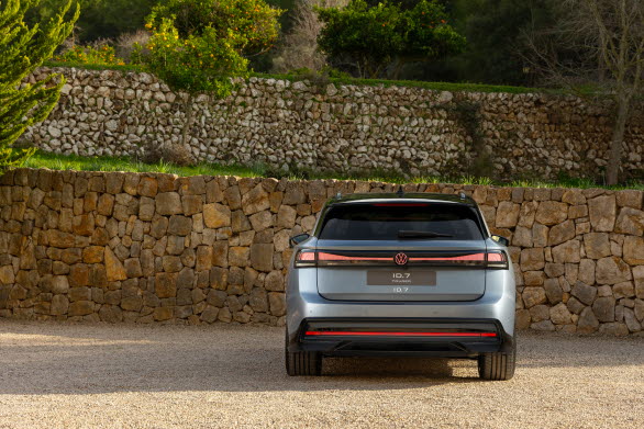 Den horisontella karossdesignen baktill ger bilen ett brett och kraftfullt uttryck.