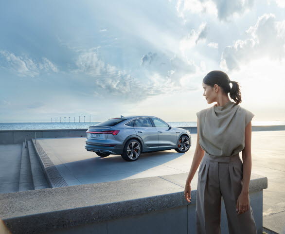 Future is an attitude - ny varumärkeskampanj från Audi med nya elbilen e-tron Sportback i fokus