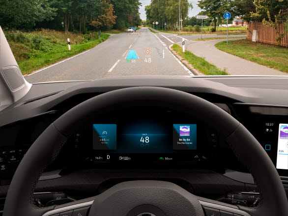 Head-up-display (tillval) ”svävar” på vindrutan. Viktig information, som hastigheten och anvisningar från navigationssystemet, visas direkt i förarens synfält.