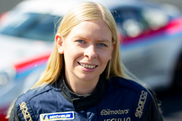 Danska racingstjärnan Christina Nielsen kommer till start i Porsche Carrera Cup Scandinavia. Hon utmanar eliten i Porsche Carrera Cup Scandinavia på Gelleråsen Arena 15 augusti.