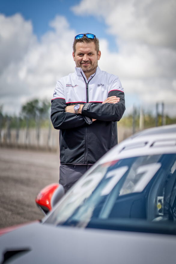 – Vi är stolta att kunna addera ännu ett världsnamn till listan över gästförare i Porsche Carrera Cup Scandinavia. Jan Magnussen är en äkta racer och har varit en av motorsportens snabbaste GT-förare under de senaste 20 åren. Det blir spännande att se vad han kan göra på Drivecenter Arena, säger Raine Wermelin, Direktör, Porsche Sverige.