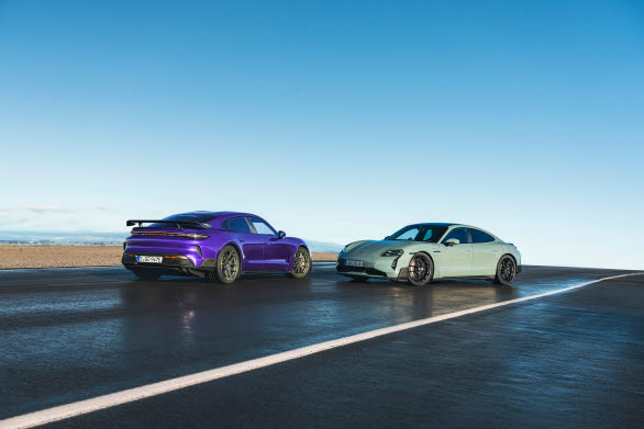 Taycan Turbo GT Weissach Package i Purple Sky Metallic och Taycan Turbo GT i Shade Green Metallic.