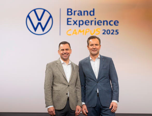 Martin Sander, medlem i Volkswagens ledningsgrupp med ansvar för försäljning, och Thomas Schäfer, VD för märket Volkswagen, välkomnar återförsäljare från hela världen till "Brand Experience 2025" i Düsseldorf.