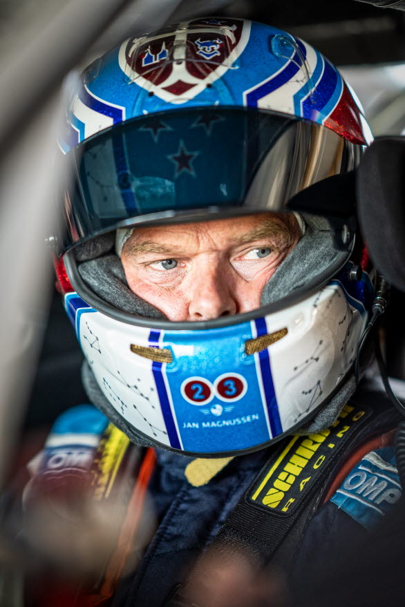 Jan Magnussen har tillhört världseliten i racing sedan 90-talet. Han kommer senast från en 16 år lång sejour som fabriksförare för Corvette. Resultatlistan innehåller bland annat fyra klassegrar i Le Mans 24-timmars, fem klassegrar i 12-timmars på Sebring, en klasseger i Daytona 24-timmars samt dubbla mästerskapssegrar i både American Le Mans Series och IMSA SportsCar Championship.