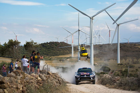 Sébastien Ogier och lågflygande helikopter i Rally Italy.