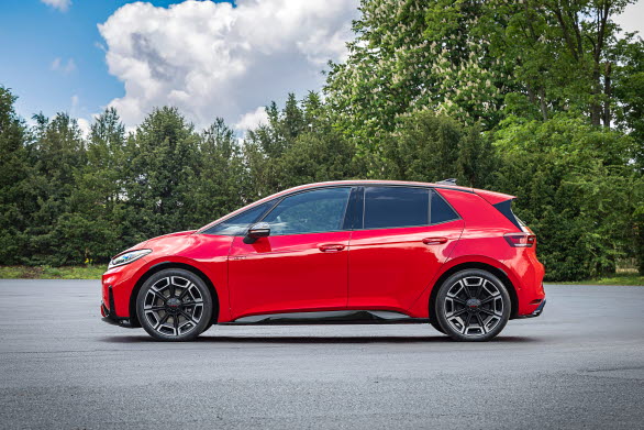 Sidovyn av ID.3 GTI kännetecknas av de nya 20-tums lättmetallfälgarna "Wörthersee" som är standard.