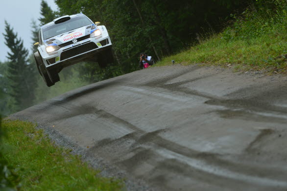 Andreas Mikkelsen flyger långt och siktar på pallplats.