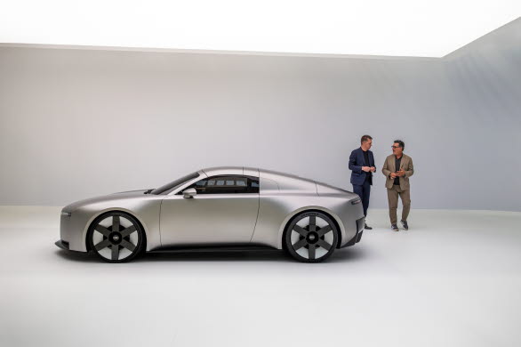 Gernot Döllner och Massimo Frascella presenterar Audi Concept C.